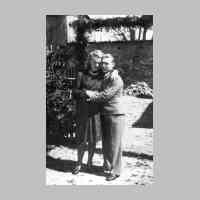 028-0107 Hildegard Daumann und Has Schweitzer an ihrem Hochzeitstag, am 30. April 1940 auf dem Hof von Fritz Spieh in Gross Keylau..jpg